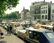 805193 Afbeelding van pleziervaartuigen in de druk bezette Weerdsluis te Utrecht; rechts de Bemuurde Weerd W.Z.